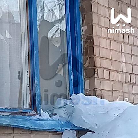 Ледяная глыба разбила окно жительнице Кстова Ледяная глыба разбила окно жительнице Кстова