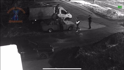 В Дзержинске группа молодых людей использовала машину вместо батута