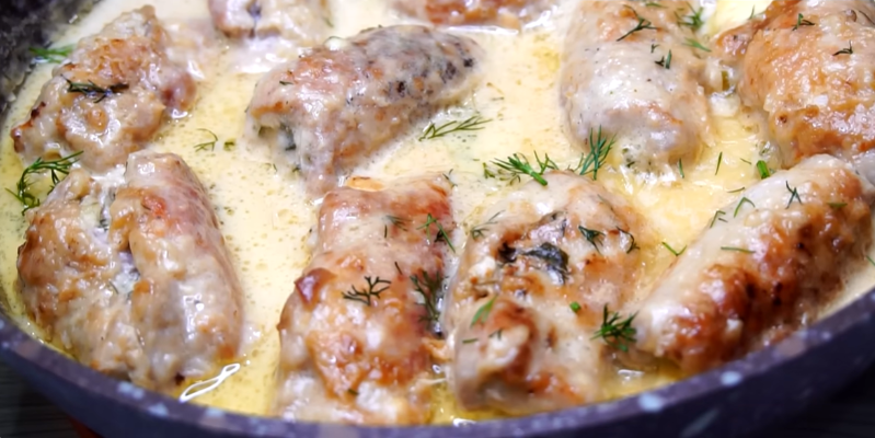 Мясные рулетики в сметано-чесночном соусе: простое и вкусное угощение для любого стола