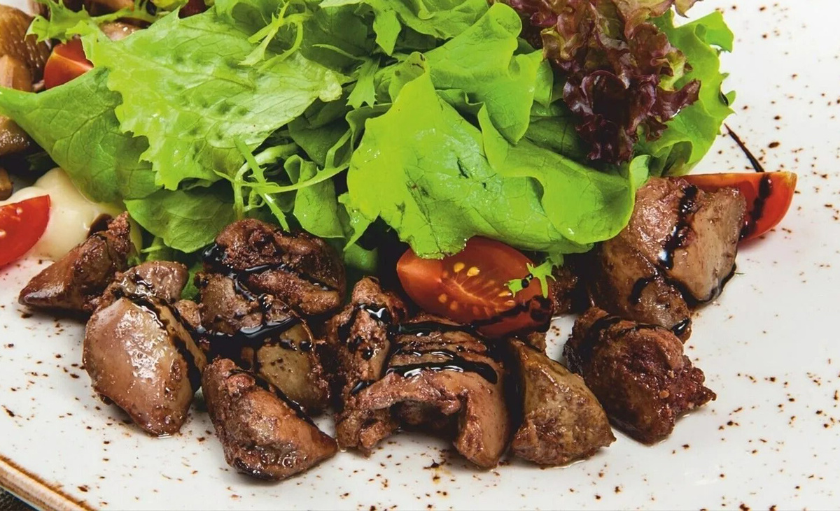 Сытный салат с куриной печенью для зимних вечеров