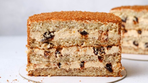 Необычный бисквитный медовик с черносливом