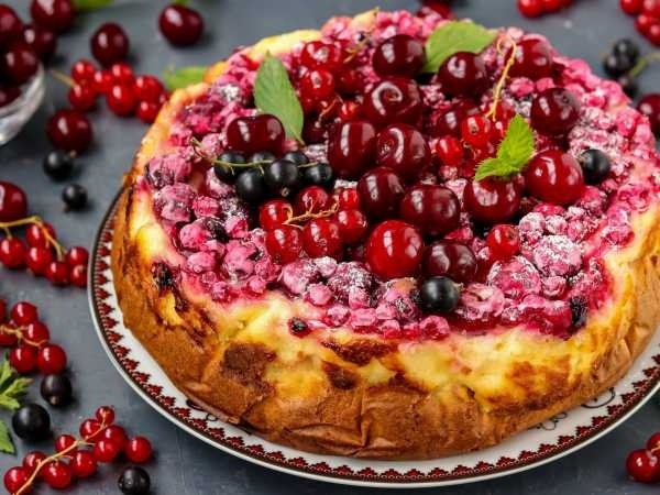 Летний двуслойный пирог с нежной творожной начинкой и ягодами