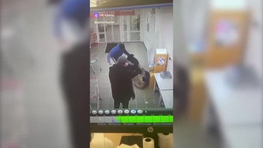 Двое мужчин избили жителя Сарова в магазине