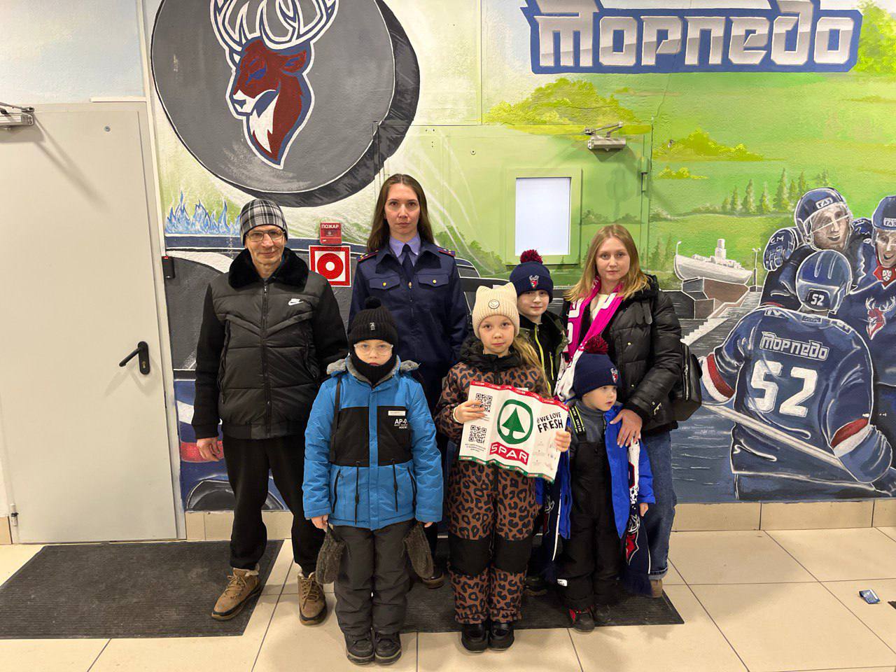 Сотрудники регионального следственного управления организовали для двух семей посещение хоккейного матча