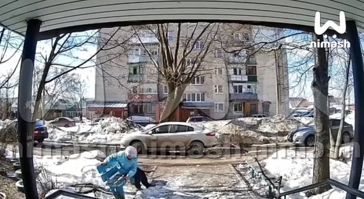 Глыба снега едва не прибила женщину в Семёнове