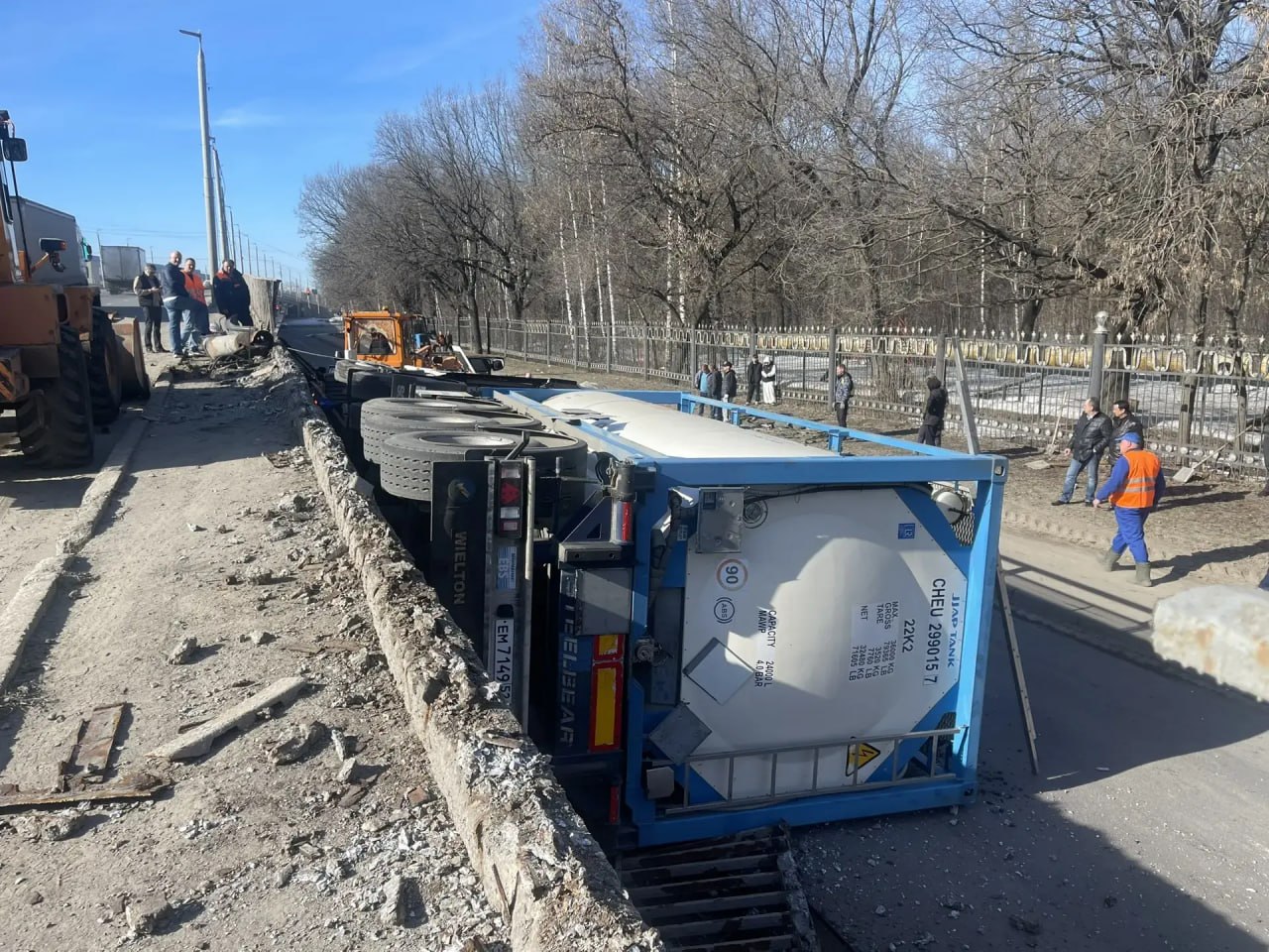 ГАИ публикует фото опрокинувшегося на улице Новикова-Прибоя большегруза ГАИ публикует фото опрокинувшегося на улице Новикова-Прибоя большегруза
