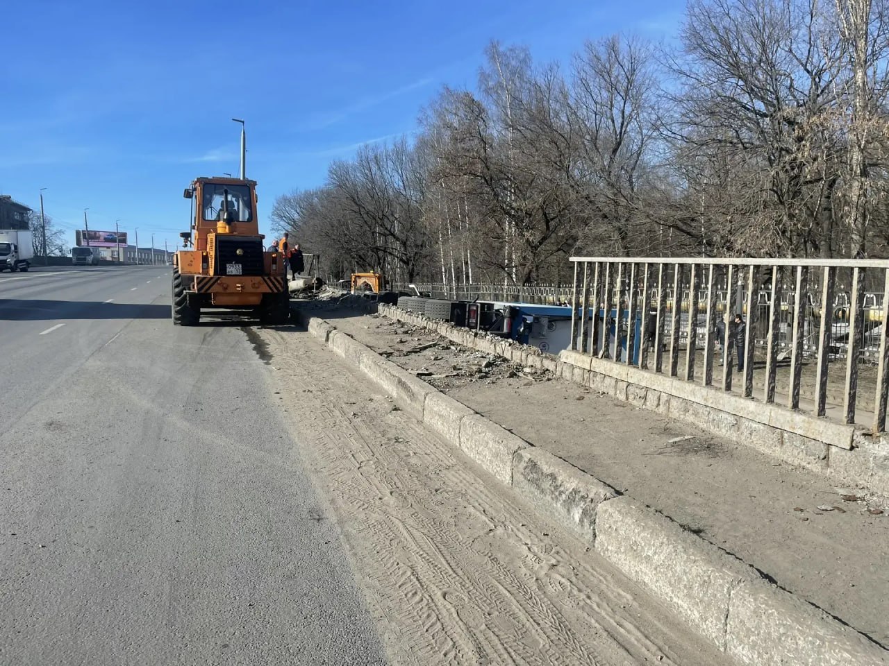 ГАИ публикует фото опрокинувшегося на улице Новикова-Прибоя большегруза ГАИ публикует фото опрокинувшегося на улице Новикова-Прибоя большегруза