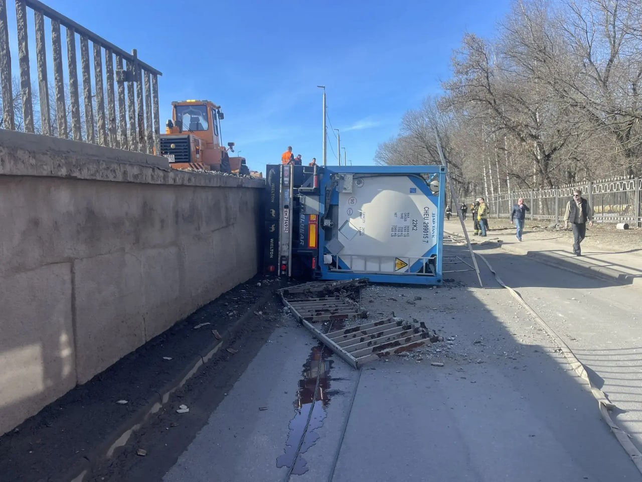 ГАИ публикует фото опрокинувшегося на улице Новикова-Прибоя большегруза ГАИ публикует фото опрокинувшегося на улице Новикова-Прибоя большегруза