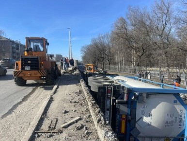 ГАИ публикует фото опрокинувшегося на улице Новикова-Прибоя большегруза