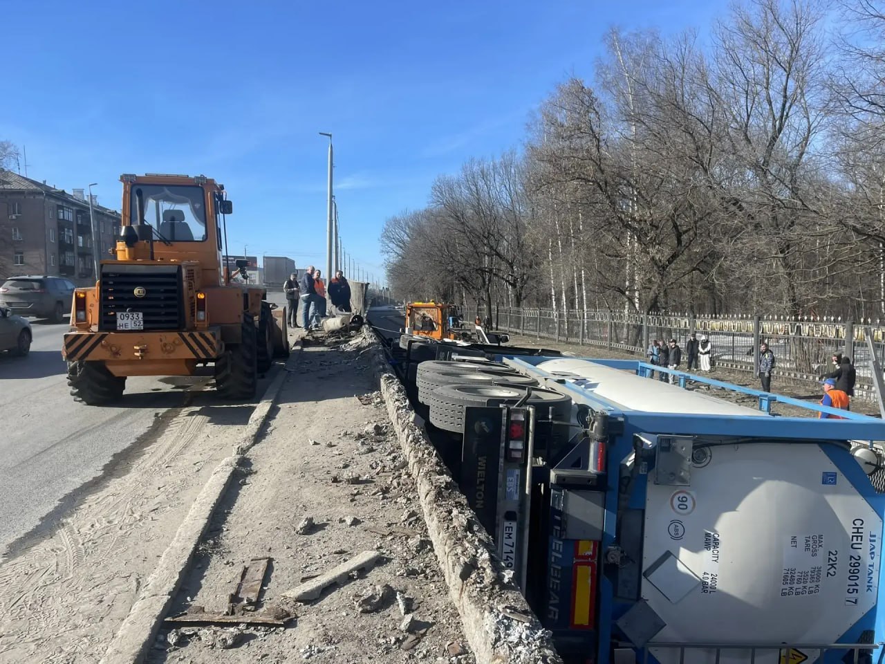 ГАИ публикует фото опрокинувшегося на улице Новикова-Прибоя большегруза