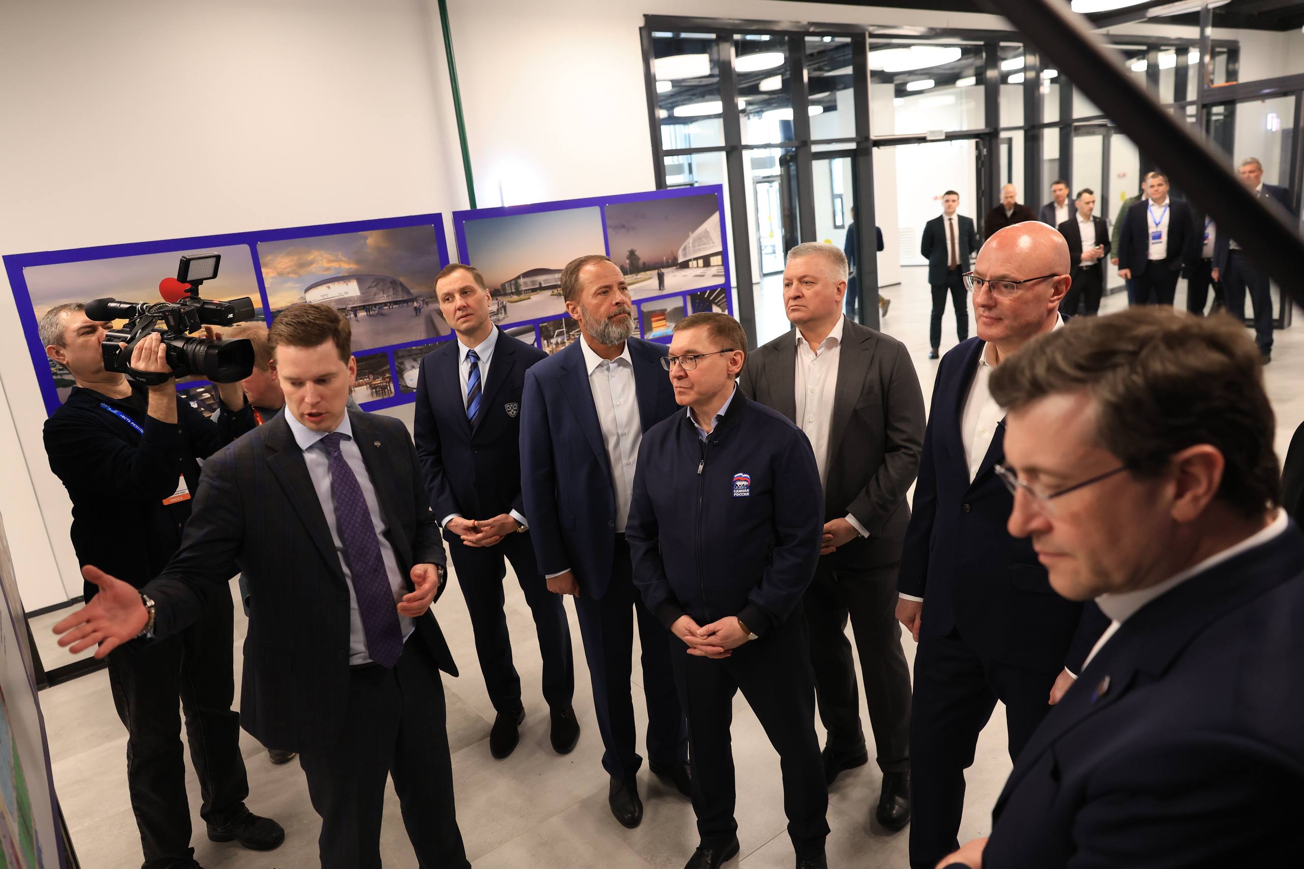 Дмитрий Чернышенко и Владимир Якушев оценили ледовую арену – масштабный спортивный объект по народной программе «Единой России» Дмитрий Чернышенко и Владимир Якушев оценили ледовую арену – масштабный спортивный объект по народной программе «Единой России»