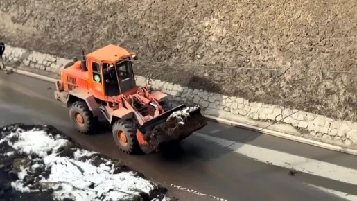 Зеленский съезд полностью перекрыли для уборки земли