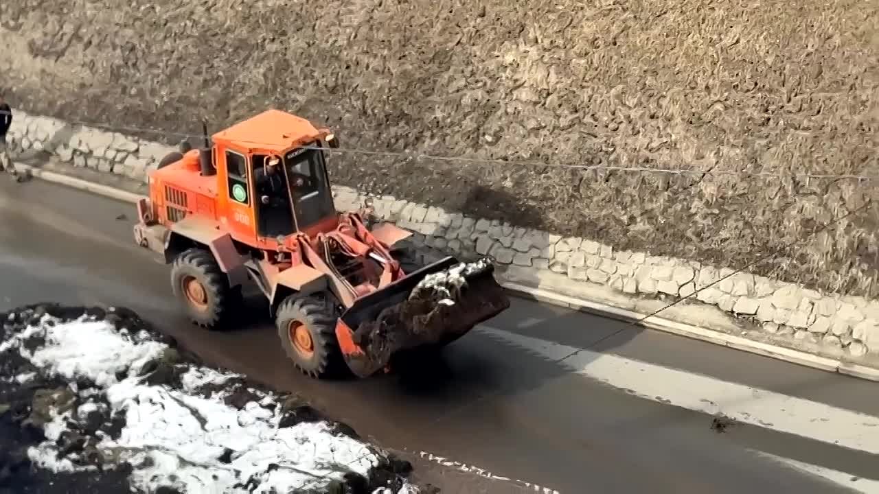 Зеленский съезд полностью перекрыли для уборки земли