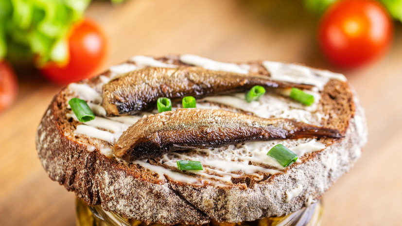 Цена бутерброда со шпротами в России удивляет потребителей