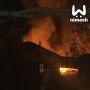 Сгорел сарай, чердак и оплавилась машина при ночном пожаре на Стеклова