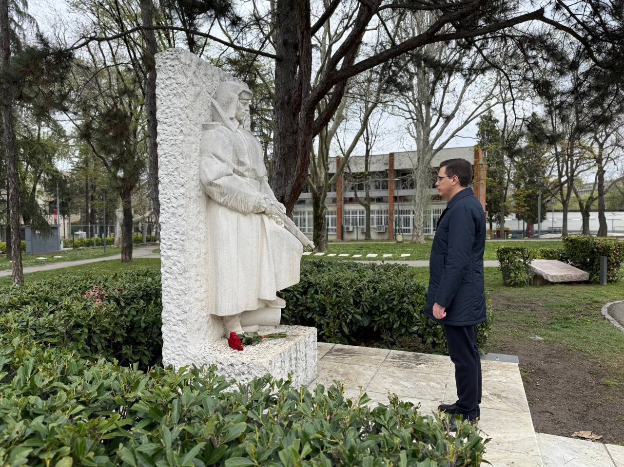 Юрий Шалабаев: Завершая свою работу в Сербии, посетил кладбище «Ново гробље» и мемориальный парк, посвящённый освобождению Белграда от фашистов в 1944 году