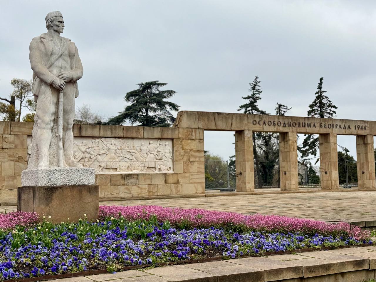 Юрий Шалабаев: Завершая свою работу в Сербии, посетил кладбище «Ново гробље» и мемориальный парк, посвящённый освобождению Белграда от фашистов в 1944 году Юрий Шалабаев: Завершая свою работу в Сербии, посетил кладбище «Ново гробље» и мемориальный парк, посвящённый освобождению Белграда от фашистов в 1944 году