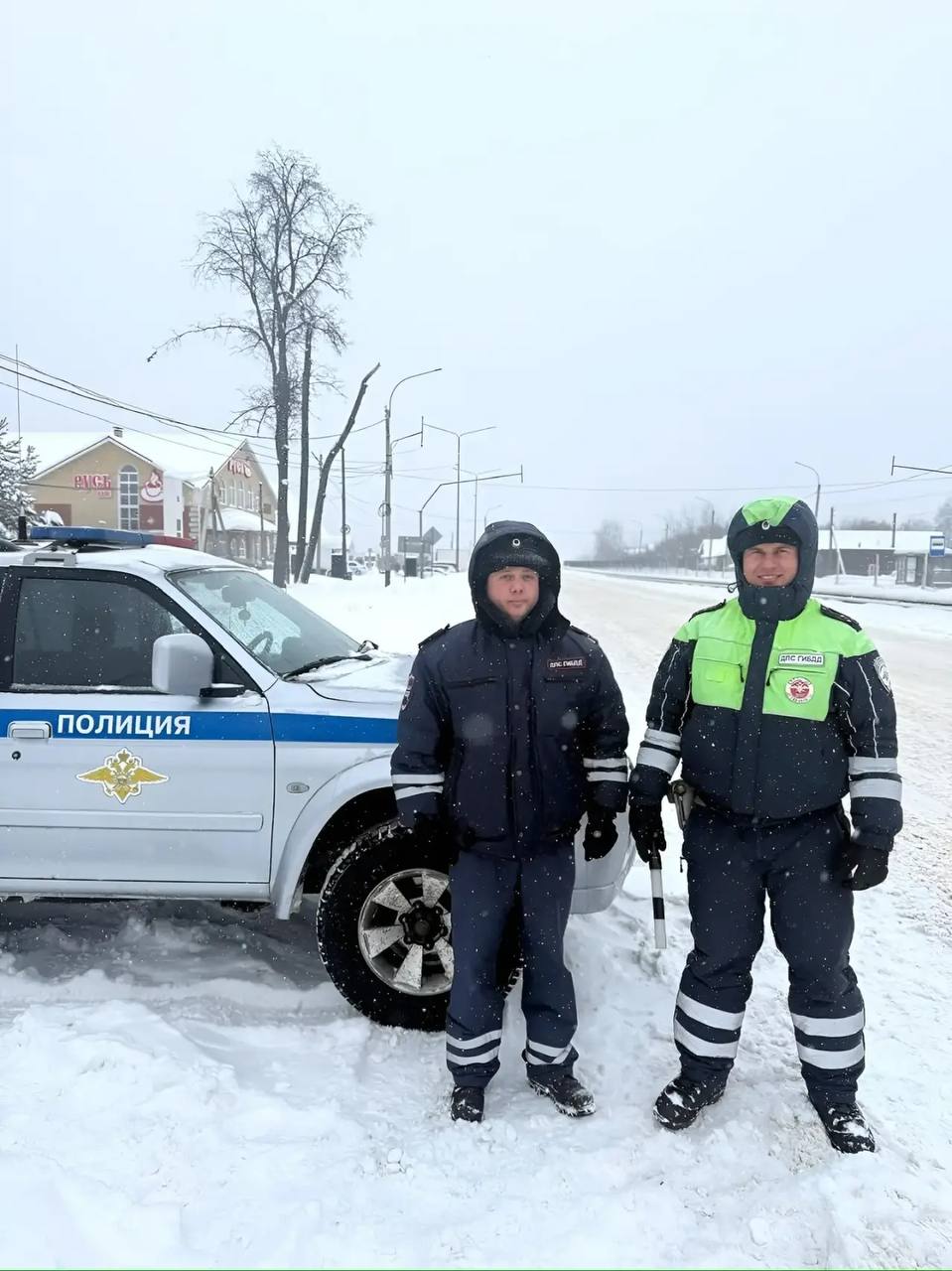 Доброго утра желают заместитель командира 1 роты ОБ ДПС ГИБДД ГУ МВД России по Нижегородской области Андрей Кревский и старший инспектор ДПС 2 взвода 1 роты ОБ ДПС ГИБДД ГУ МВД России по Нижегородской области Айрат Неваев