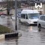 Подновье идёт на дно.. Дороги затоплены, машины глохнут. Как видите, на Лысогорской течение уже по колена колёса — движение почти полностью встало. Спецтехника откачивает воду на улицах — уровень понизился на 25 сантиметров...