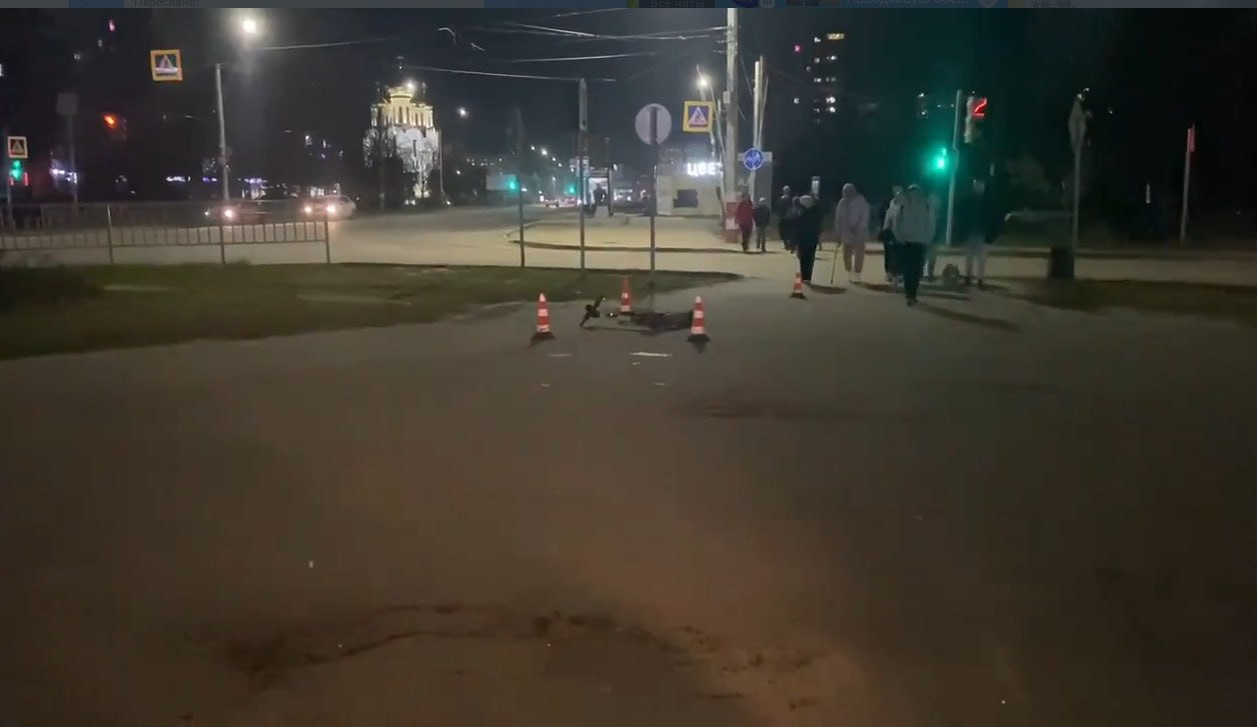 В Дзержинске женщина попала в больницу после того, как её сбил самокатчик