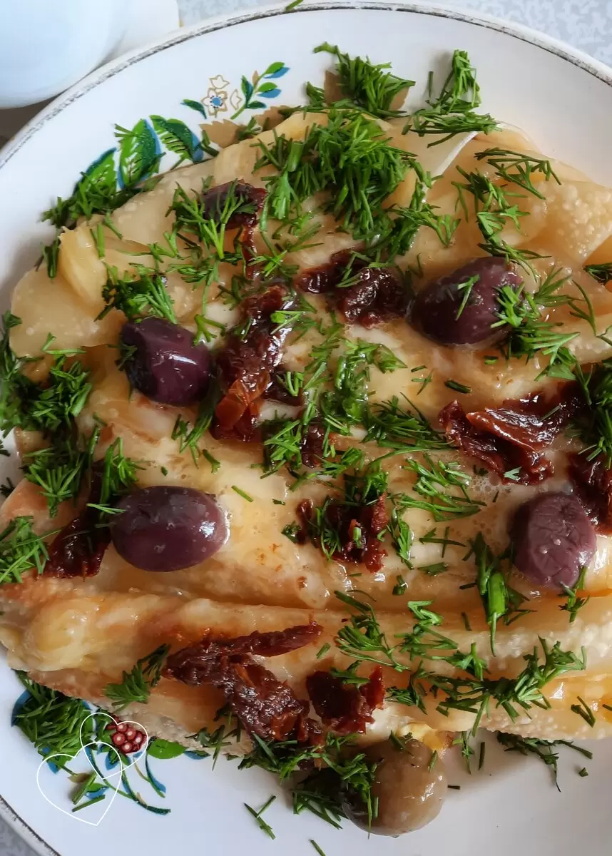 Ароматный завтрак: запеченный лаваш с яйцом и сыром