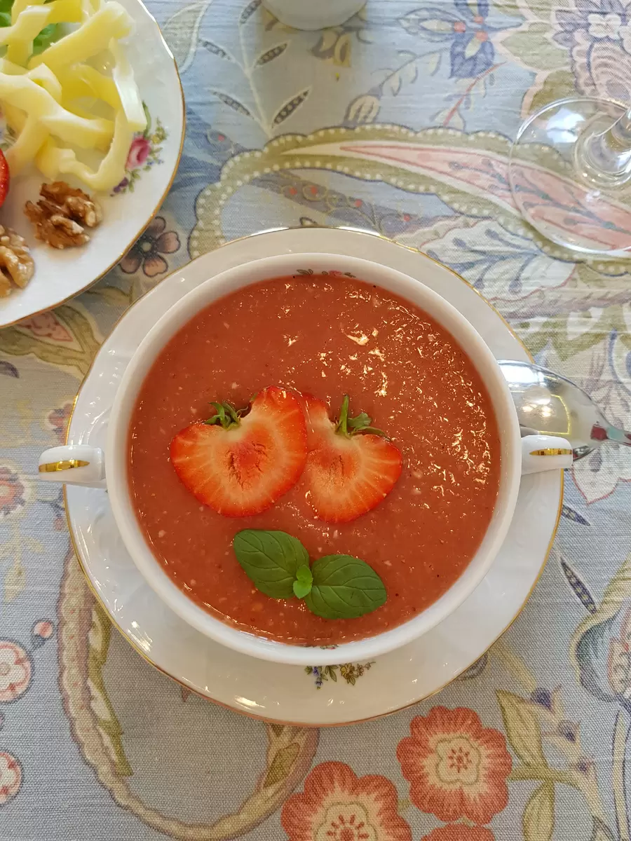 Клубничный гаспачо — идеальный летний суп для знатоков вкусной кухни