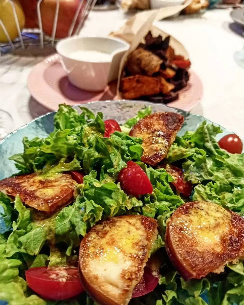 Салат с жареным сыром: пряная провокация для гурманов