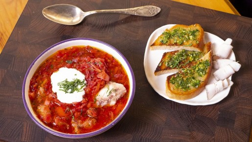 Идеальный украинский борщ: рецепт с грудинкой и запечённой свёклой