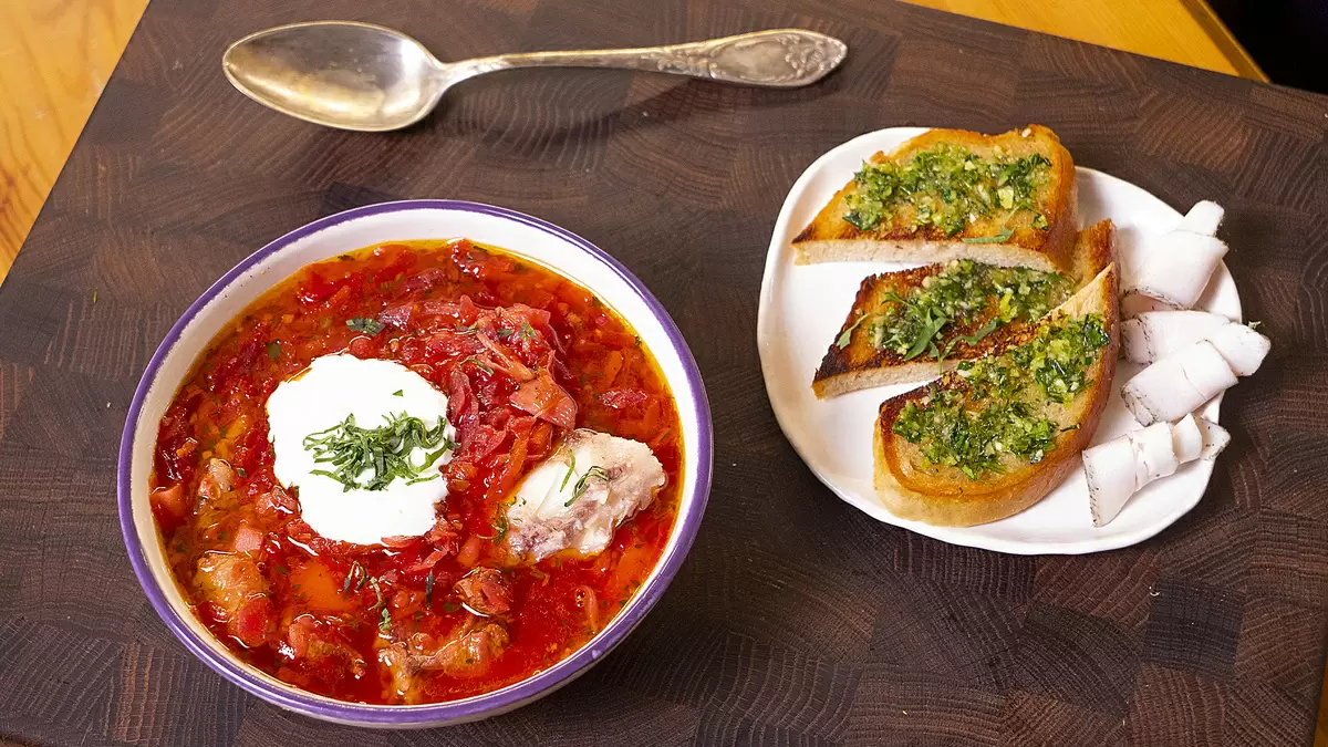 Идеальный украинский борщ: рецепт с грудинкой и запечённой свёклой