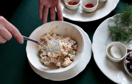 Почему не стоит хранить новогодние салаты дольше суток