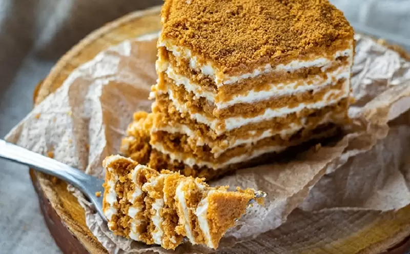 Без раскатки и лишних хлопот: медовик, который получается за полчаса