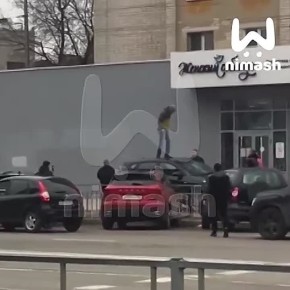 Нижегородец исполнил драм-н-бэйс на крыше чужой тачки на Автозаводе