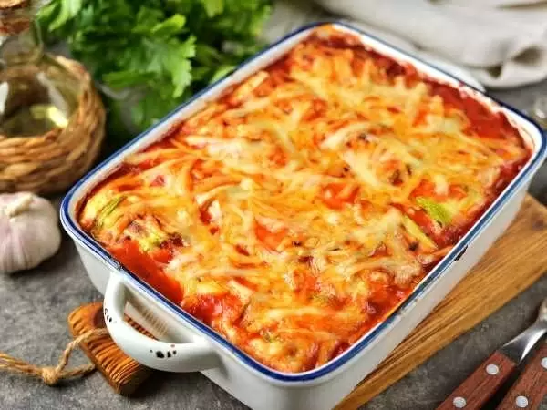 Кабачковые рулетики с творогом: идеальная закуска для праздничного стола