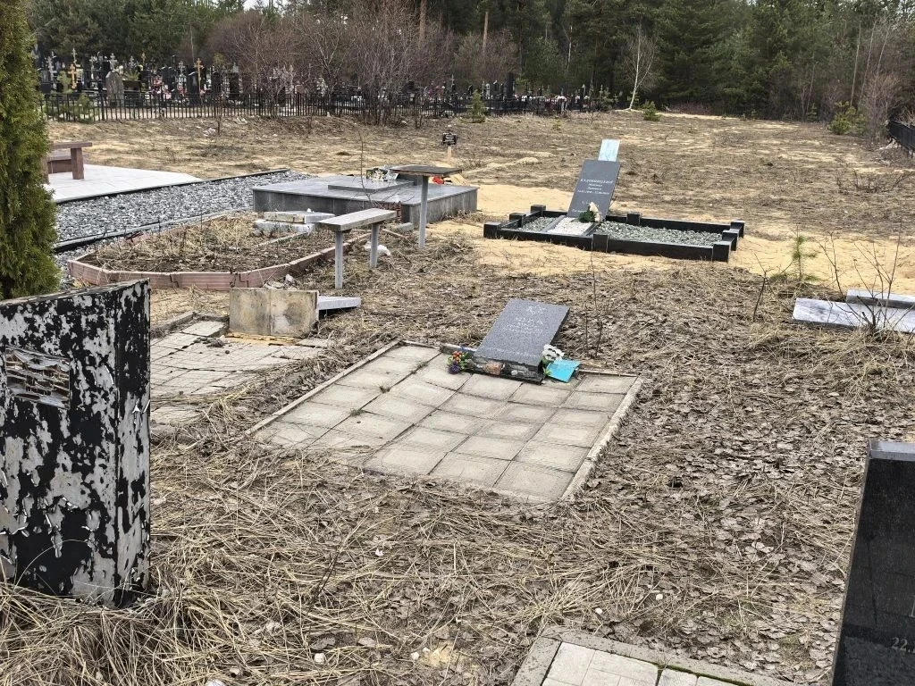 На кладбище в Дзержинске оказались повреждены несколько памятников На кладбище в Дзержинске оказались повреждены несколько памятников