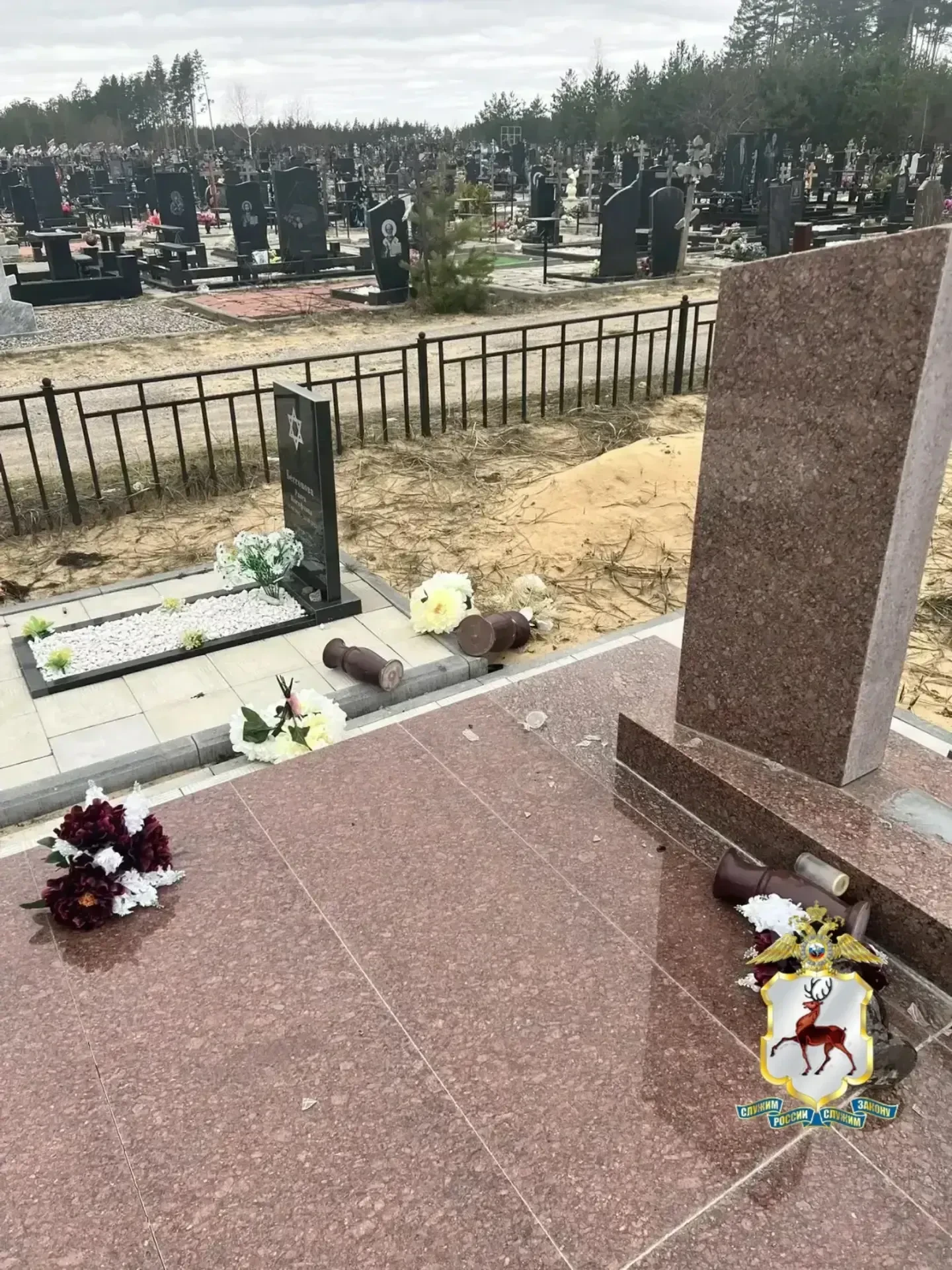 Кто-то устроил погром на кладбище в Дзержинске