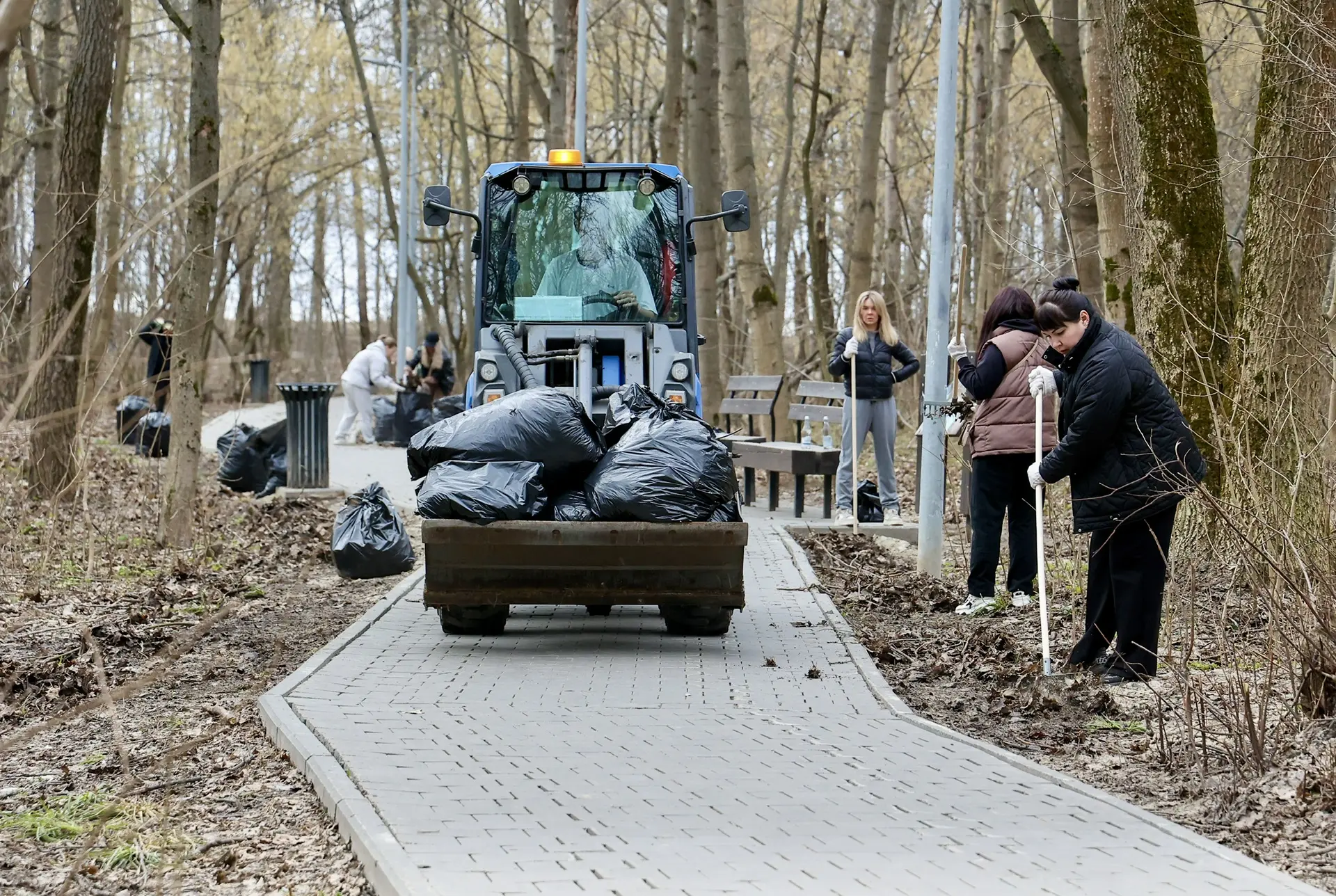 Юрий Шалабаев: Погода на этой неделе показывает устойчивый плюс, снега уже как не бывало, газоны практически сухие