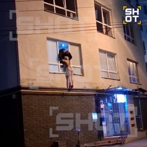 Путана в стрингах повисла на окне дома в Нижнем Новгороде, когда полицейские пришли с рейдом в бордель