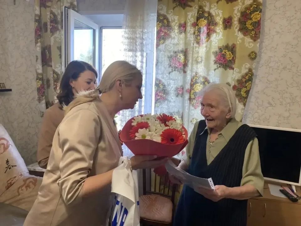 «Железный характер»: депутат Ирина Молькова поздравила со 104-летием ветерана Великой Отечественной войны Александру Денисову