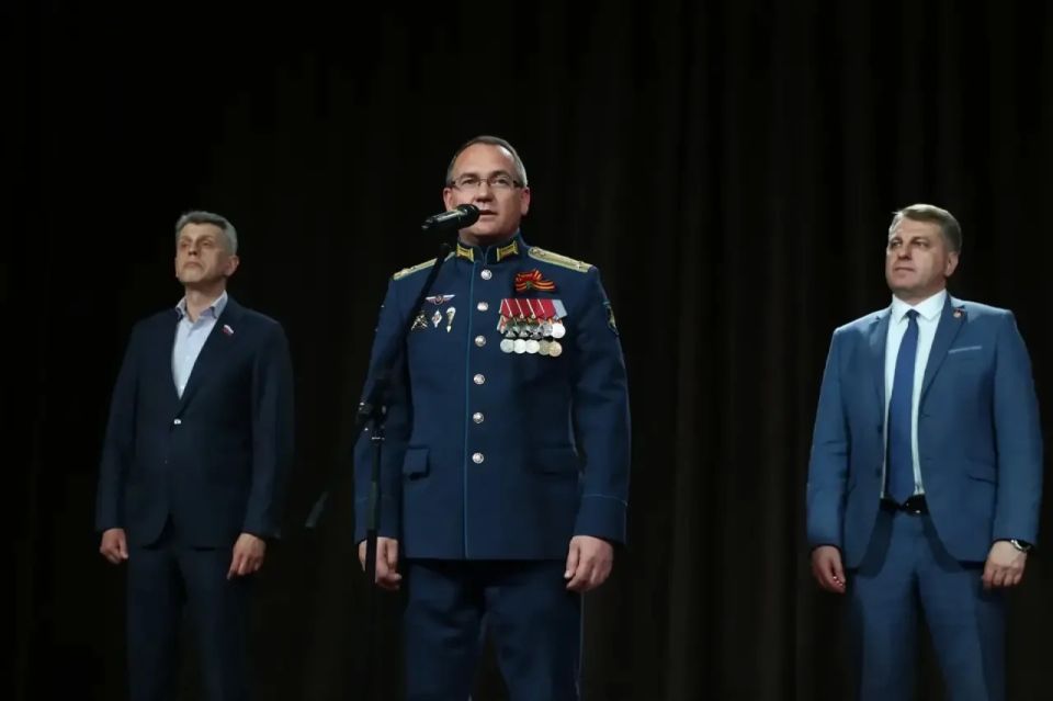 Вместе с депутатом Законодательного собрания Юрием Балашовым и главой администрации Советского района Александром Ивановым поздравили жителей района с Днем Победы