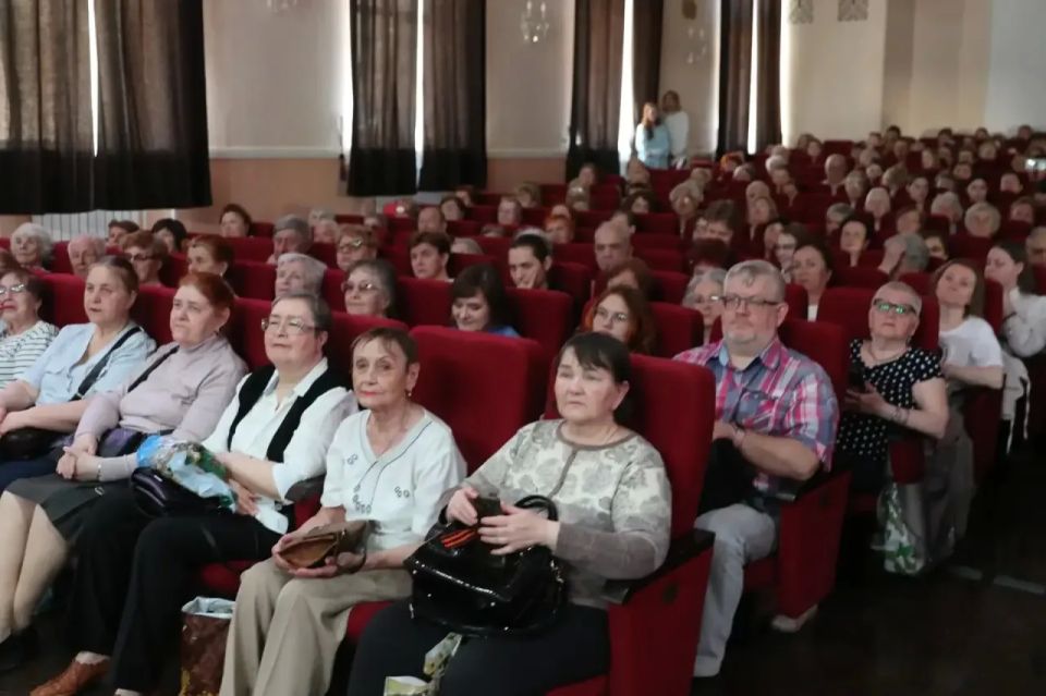 Вместе с депутатом Законодательного собрания Юрием Балашовым и главой администрации Советского района Александром Ивановым поздравили жителей района с Днем Победы Вместе с депутатом Законодательного собрания Юрием Балашовым и главой администрации Советского района Александром Ивановым поздравили жителей района с Днем Победы