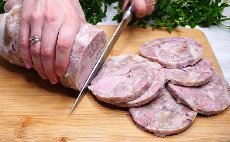 Как приготовить потрясающую домашнюю колбасу из свиной рульки: секреты и советы