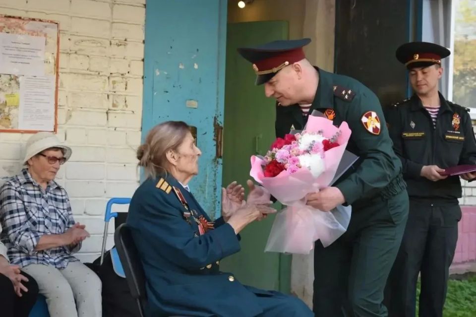 В Сарове росгвардейцы приняли участие в акции «Парад у дома ветерана» В Сарове росгвардейцы приняли участие в акции «Парад у дома ветерана»