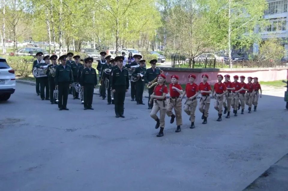 В Сарове росгвардейцы приняли участие в акции «Парад у дома ветерана» В Сарове росгвардейцы приняли участие в акции «Парад у дома ветерана»