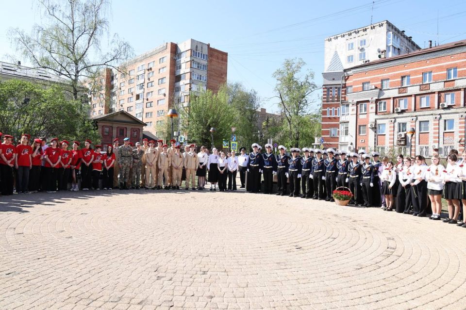 В преддверии 9 Мая депутат, руководитель аппарата Законодательного Собрания Максим Ребров вместе с юнармейцами, школьниками и курсантами Речного училища возложил цветы к памятному бюсту Георгия Константиновича Жукова В преддверии 9 Мая депутат, руководитель аппарата Законодательного Собрания Максим Ребров вместе с юнармейцами, школьниками и курсантами Речного училища возложил цветы к памятному бюсту Георгия Константиновича Жукова
