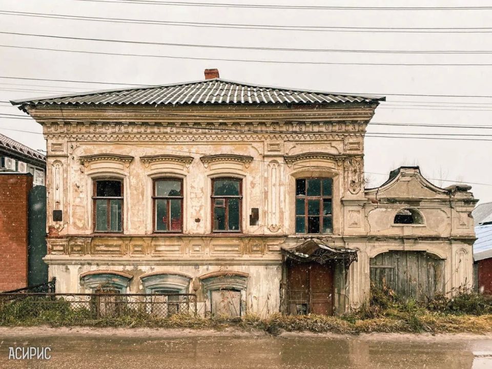 Старинное здание с триптихом «Связь времён» на улице Рождественской продают Старинное здание с триптихом «Связь времён» на улице Рождественской продают