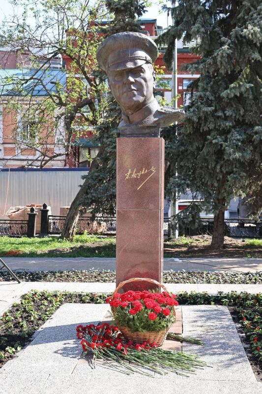 В преддверии 9 Мая депутат, руководитель аппарата Законодательного Собрания Максим Ребров вместе с юнармейцами, школьниками и курсантами Речного училища возложил цветы к памятному бюсту Георгия Константиновича Жукова В преддверии 9 Мая депутат, руководитель аппарата Законодательного Собрания Максим Ребров вместе с юнармейцами, школьниками и курсантами Речного училища возложил цветы к памятному бюсту Георгия Константиновича Жукова
