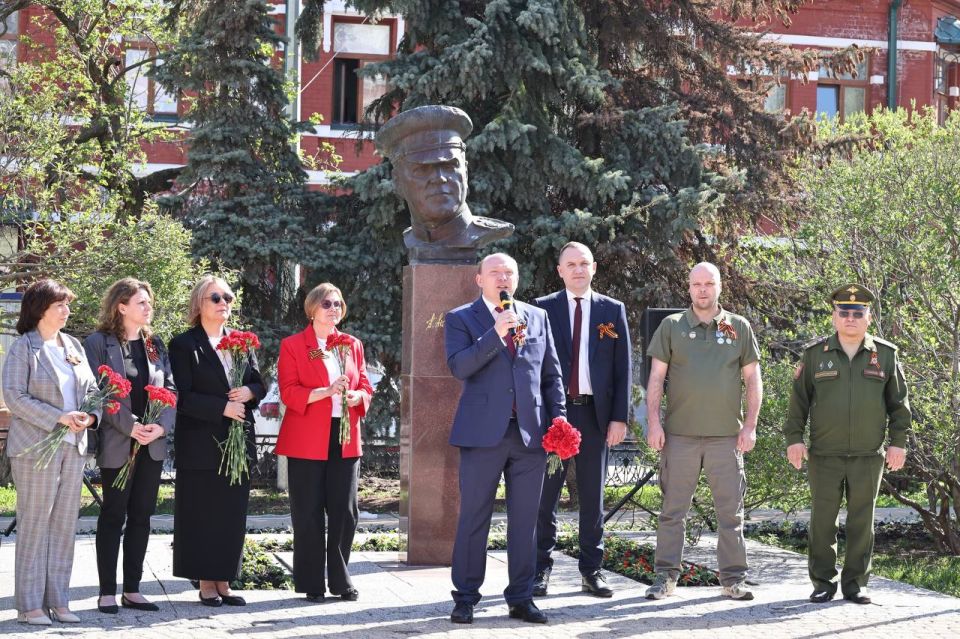 В преддверии 9 Мая депутат, руководитель аппарата Законодательного Собрания Максим Ребров вместе с юнармейцами, школьниками и курсантами Речного училища возложил цветы к памятному бюсту Георгия Константиновича Жукова