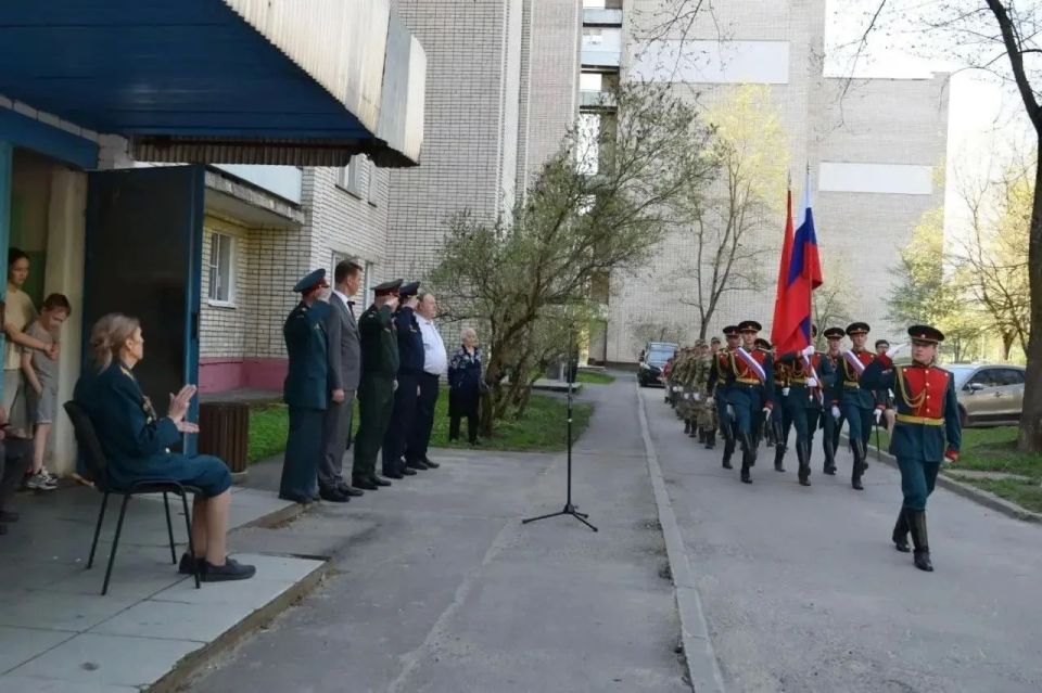 В Сарове росгвардейцы приняли участие в акции «Парад у дома ветерана» В Сарове росгвардейцы приняли участие в акции «Парад у дома ветерана»
