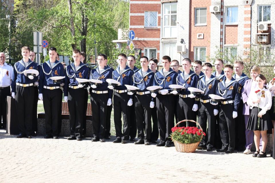 В преддверии 9 Мая депутат, руководитель аппарата Законодательного Собрания Максим Ребров вместе с юнармейцами, школьниками и курсантами Речного училища возложил цветы к памятному бюсту Георгия Константиновича Жукова В преддверии 9 Мая депутат, руководитель аппарата Законодательного Собрания Максим Ребров вместе с юнармейцами, школьниками и курсантами Речного училища возложил цветы к памятному бюсту Георгия Константиновича Жукова