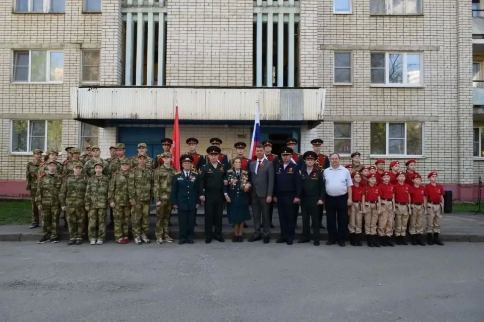В Сарове росгвардейцы приняли участие в акции «Парад у дома ветерана» В Сарове росгвардейцы приняли участие в акции «Парад у дома ветерана»